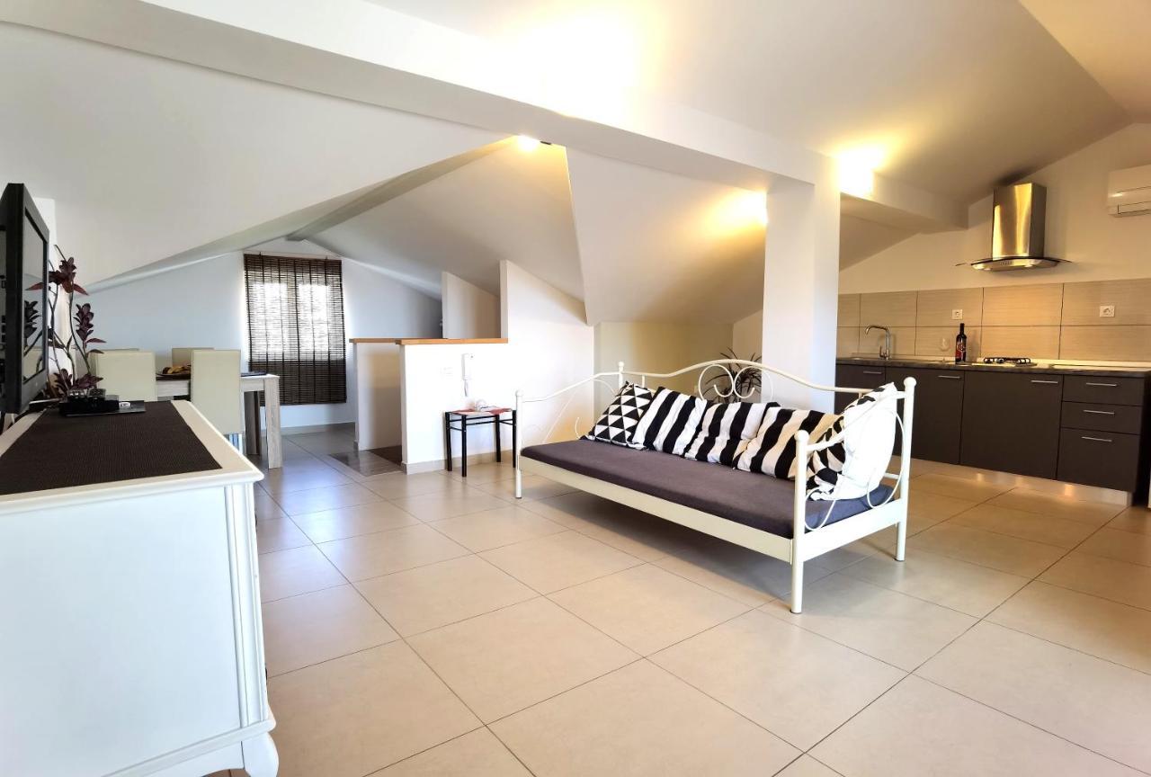 שיבניק Apartments Ella מראה חיצוני תמונה