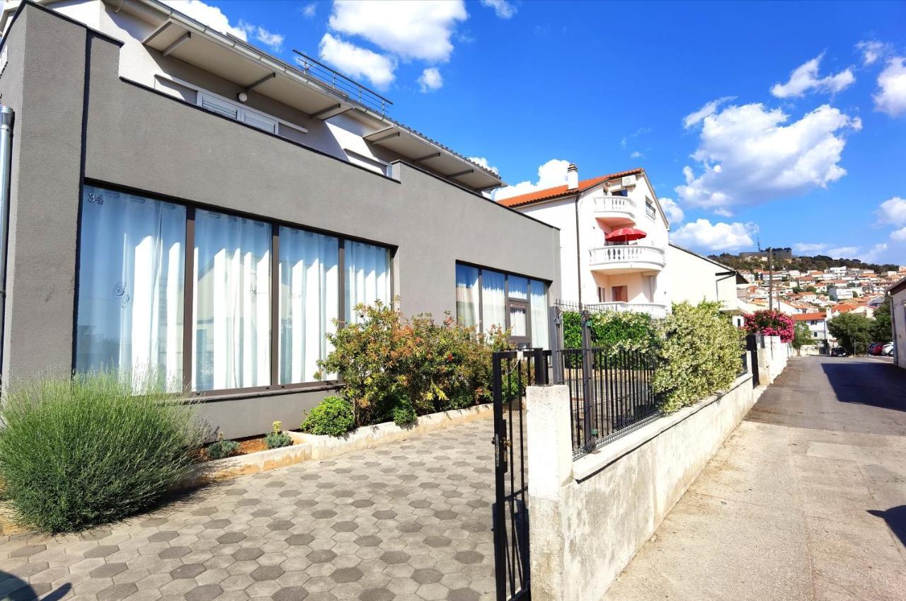 שיבניק Apartments Ella מראה חיצוני תמונה