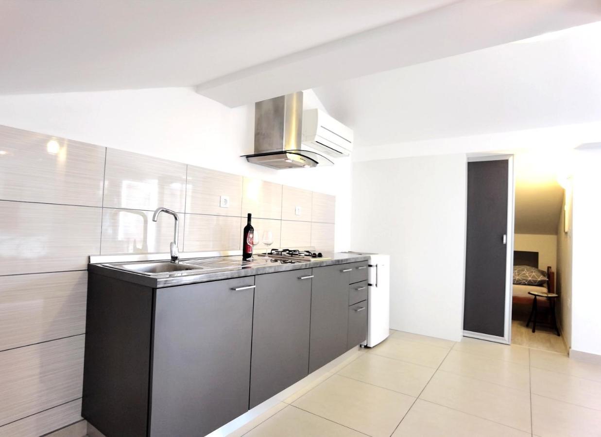 שיבניק Apartments Ella מראה חיצוני תמונה