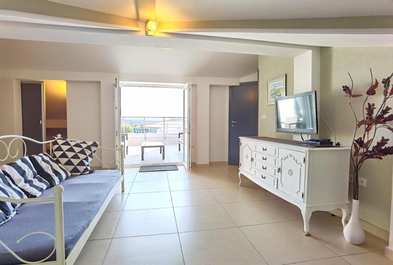 שיבניק Apartments Ella מראה חיצוני תמונה
