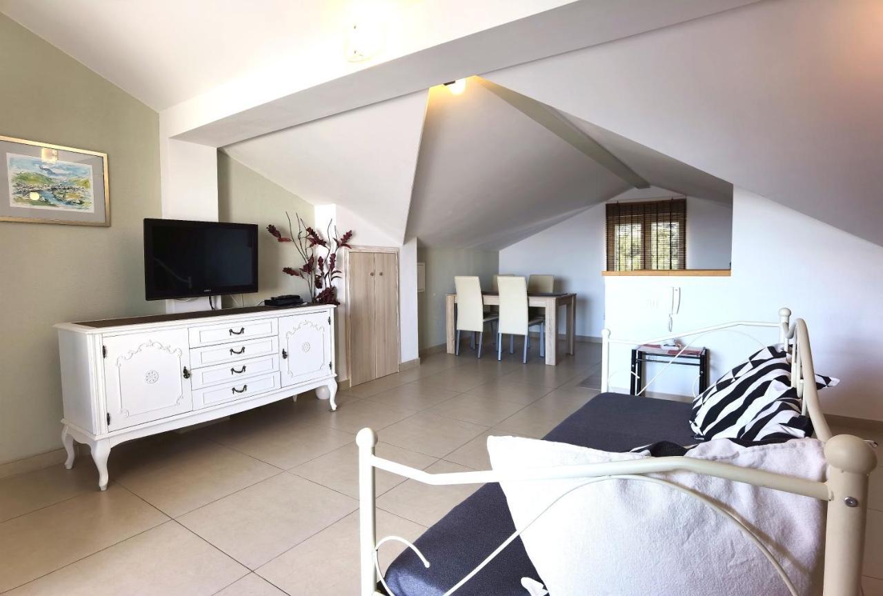 שיבניק Apartments Ella מראה חיצוני תמונה