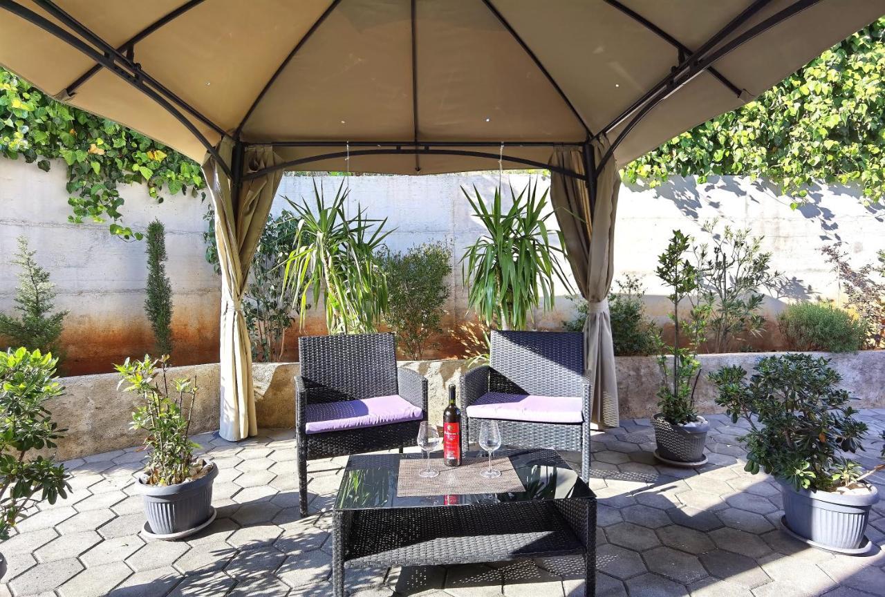 שיבניק Apartments Ella מראה חיצוני תמונה