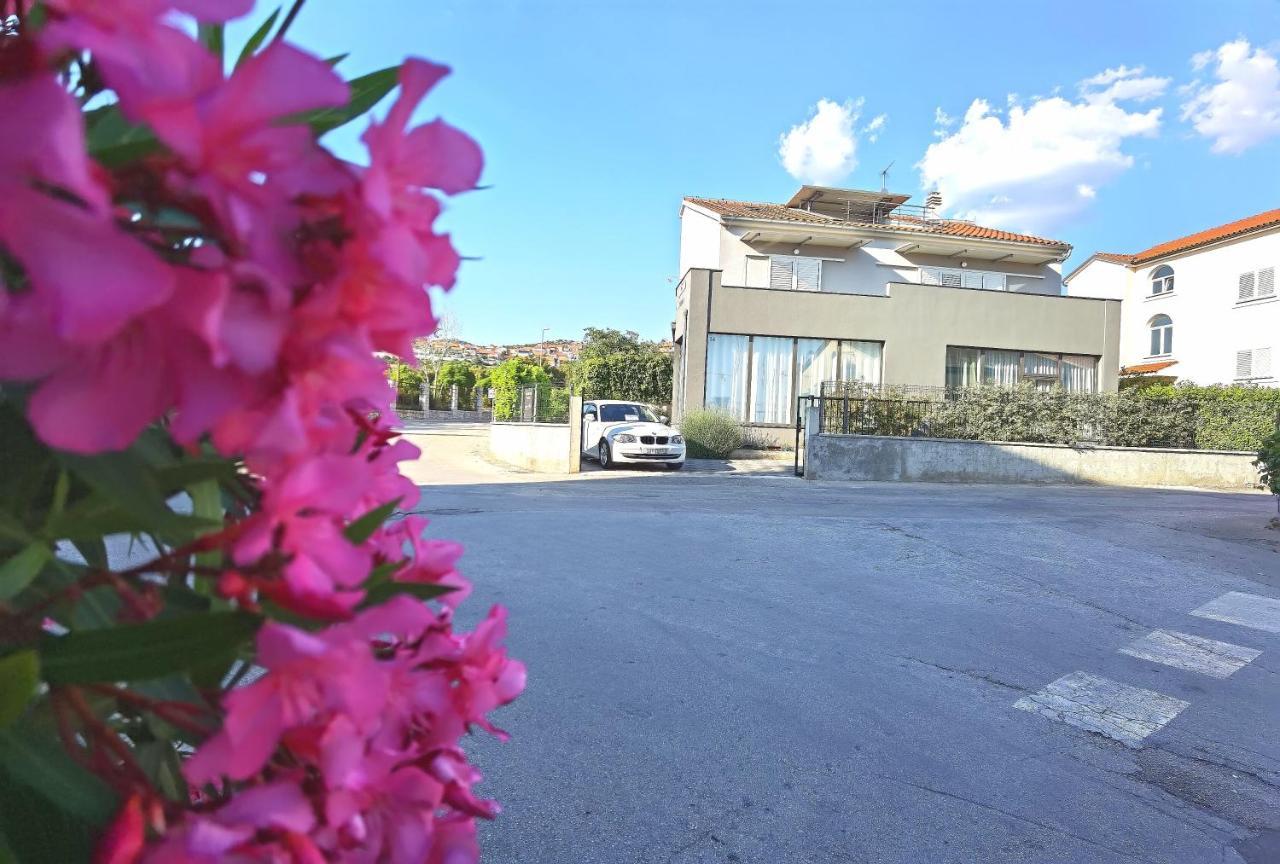 שיבניק Apartments Ella מראה חיצוני תמונה