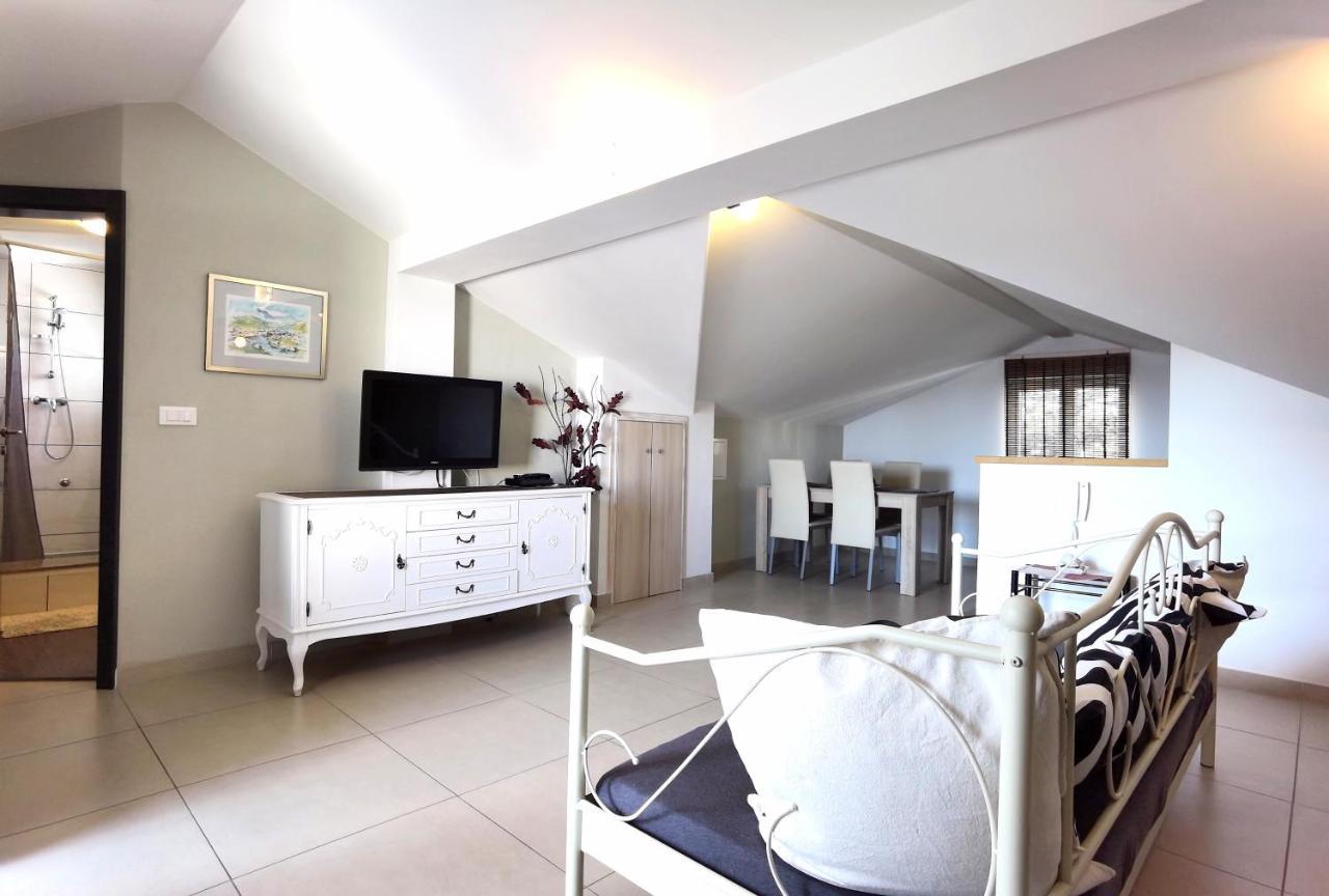 שיבניק Apartments Ella מראה חיצוני תמונה