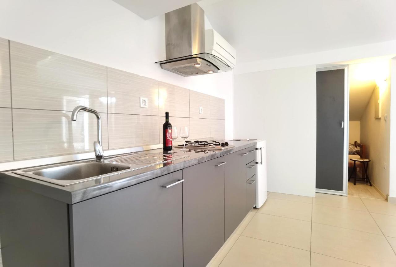 שיבניק Apartments Ella מראה חיצוני תמונה