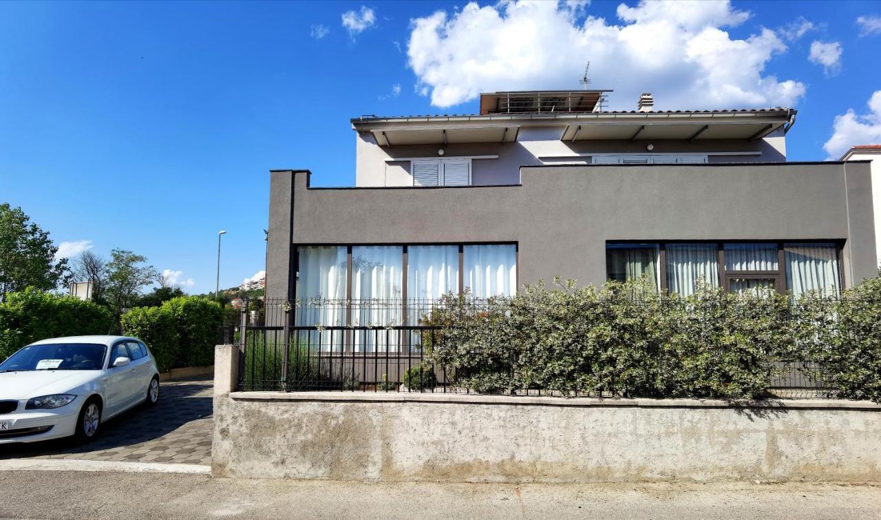 שיבניק Apartments Ella מראה חיצוני תמונה