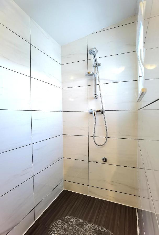 שיבניק Apartments Ella מראה חיצוני תמונה