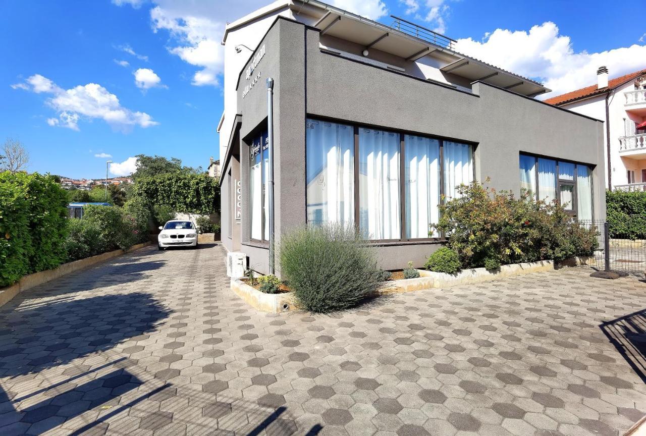שיבניק Apartments Ella מראה חיצוני תמונה